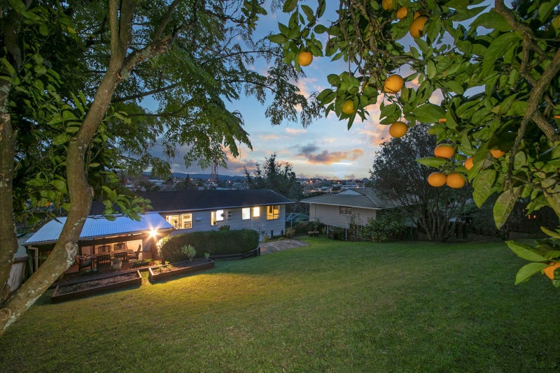 29 Rangeview Road, Sunnyvale, Auckland - Carousel 1