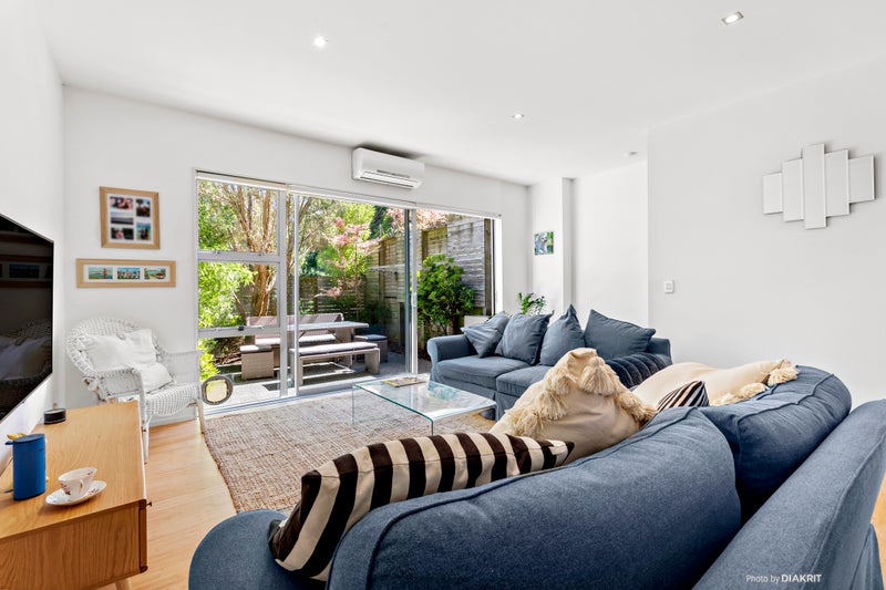 63 Saddleback Grove, Karori, Wellington - Carousel 2