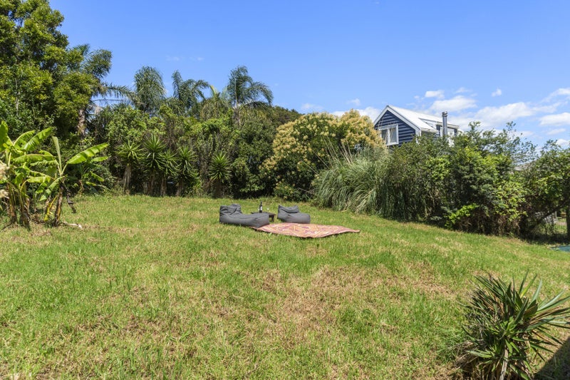 25 Lannan Road, Surfdale, Waiheke Island - Carousel 2