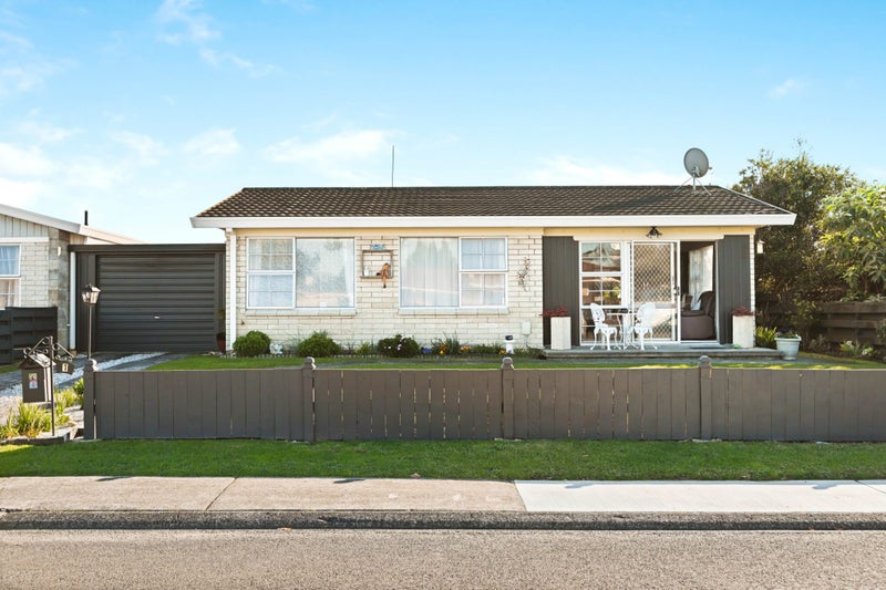 2/1 Krippner Place, Dinsdale, Hamilton - Carousel 1