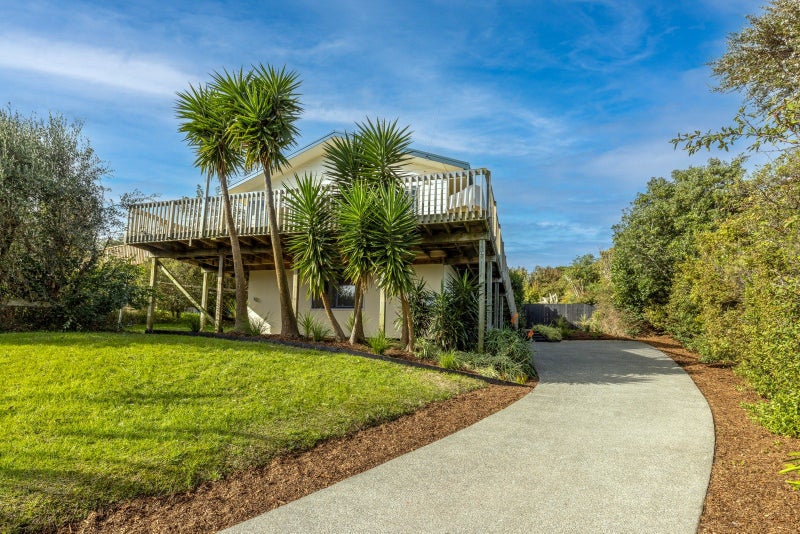 10 Huia Street, Oneroa, Waiheke Island - Carousel 1