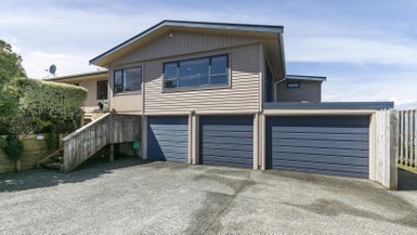 32 Somes Crescent, Newlands, Wellington - Carousel 1