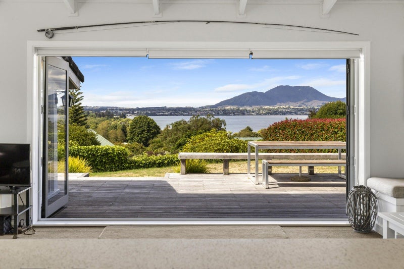 6 Scenic Heights, Acacia Bay, Taupō - Carousel 1