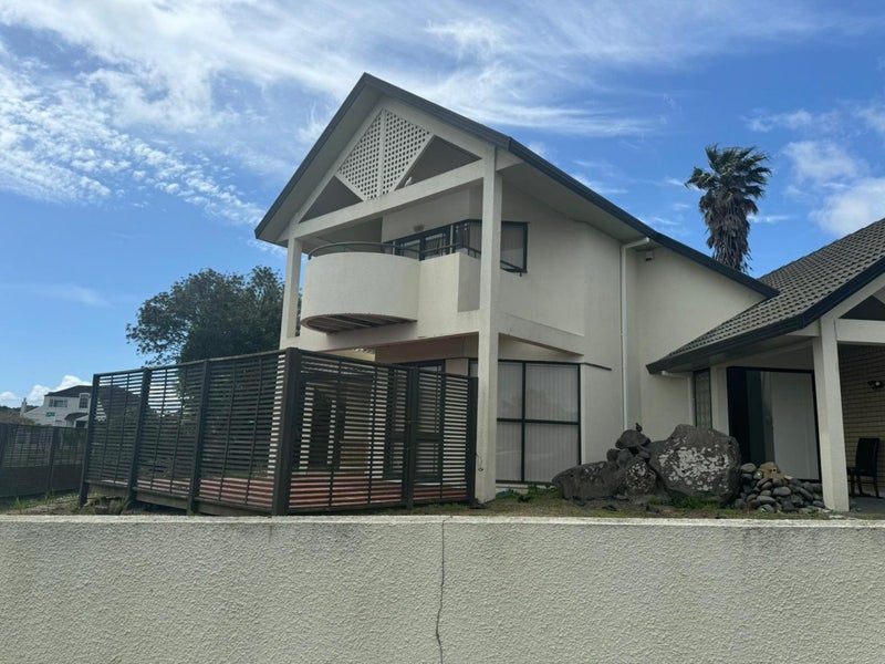 1 Capistrano Mews, Goodwood Heights, Auckland - Carousel 1