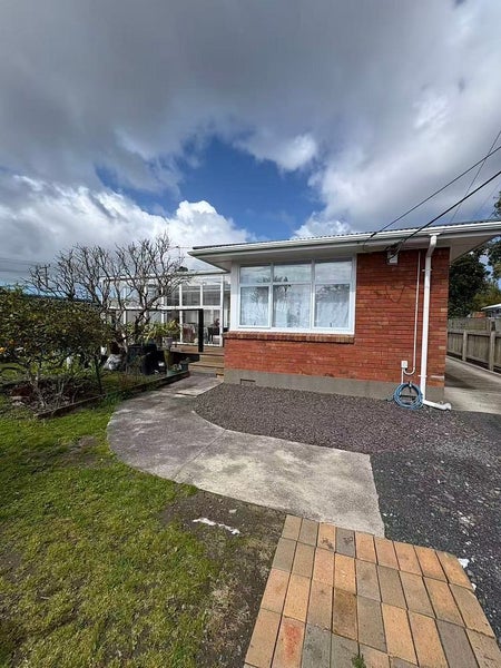 9 Archlynn Road, Kelston, Auckland - Carousel 1