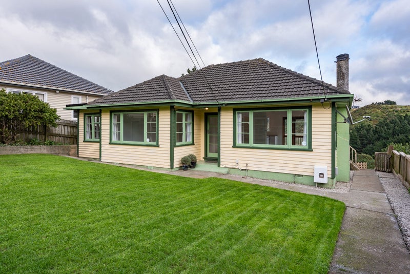 20 Miles Crescent, Newlands, Wellington - Carousel 1