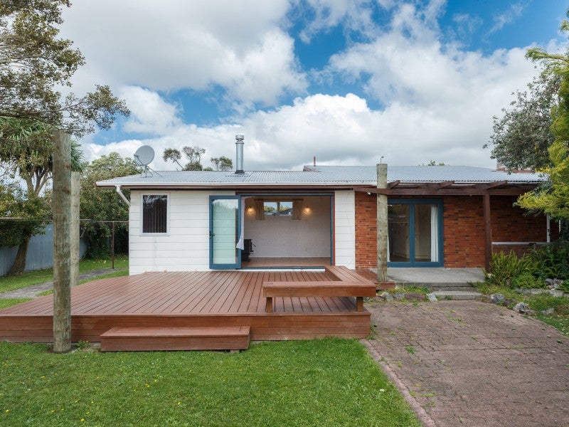 9 Westhaven Grove, Takaro, Palmerston North - Carousel 2