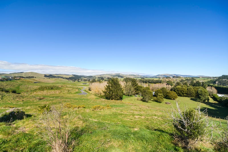 122 Pacific Drive, Fitzherbert, Palmerston North - Carousel 2