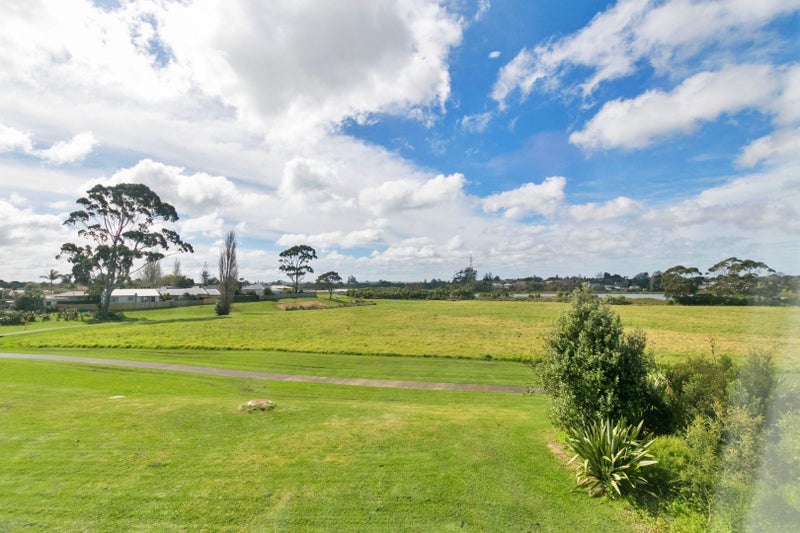 17E Martin Place, Kelston, Auckland - Carousel 2