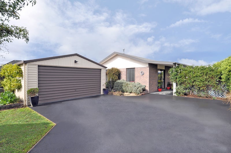 4 Seascape Gardens, Bromley, Christchurch - Carousel 2