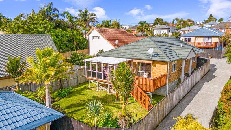 101B Hutchinson Avenue, New Lynn, Auckland - Carousel 1