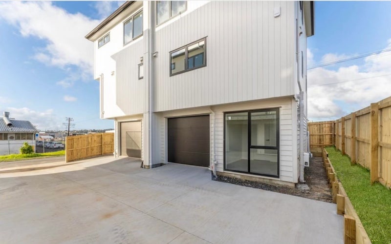 2A Clinker Place, New Lynn, Auckland - Carousel 2