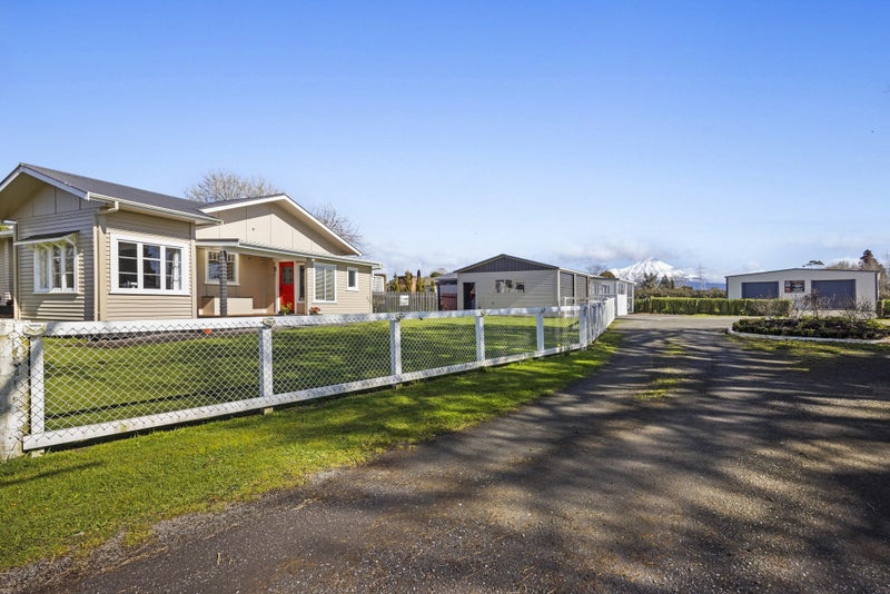 19 Stanley Road, Stratford - Carousel 1