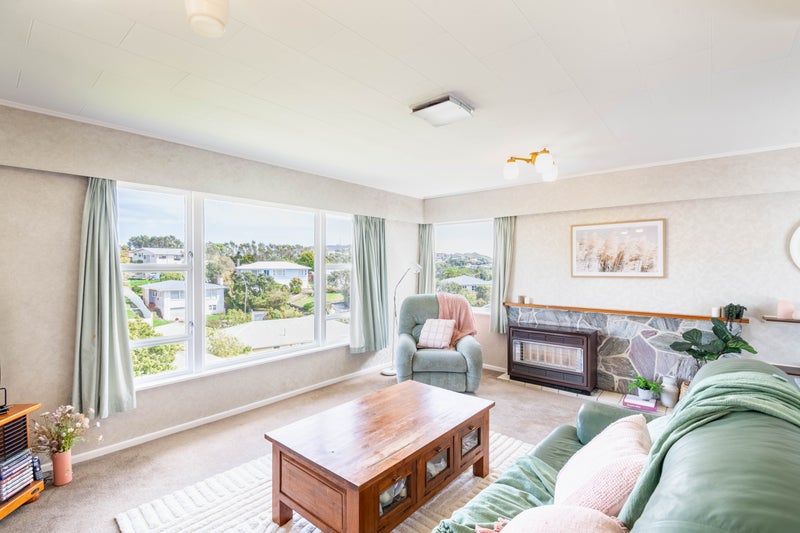 5 Longcroft Terrace, Newlands, Wellington - Carousel 2