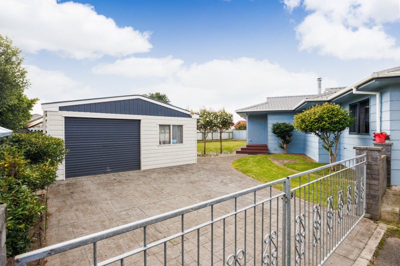28 Peppertree Glade, Kelvin Grove, Palmerston North - Carousel 1