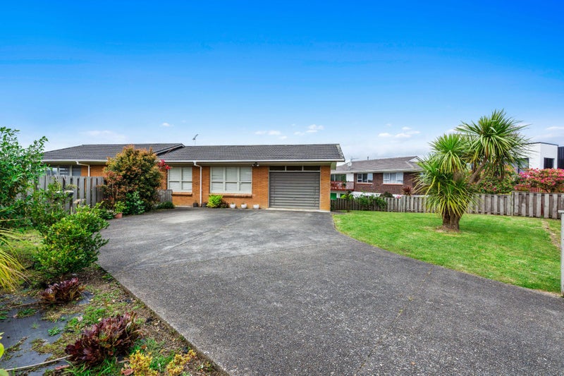 18 Borrowdace Avenue, Botany Downs, Auckland - Carousel 2