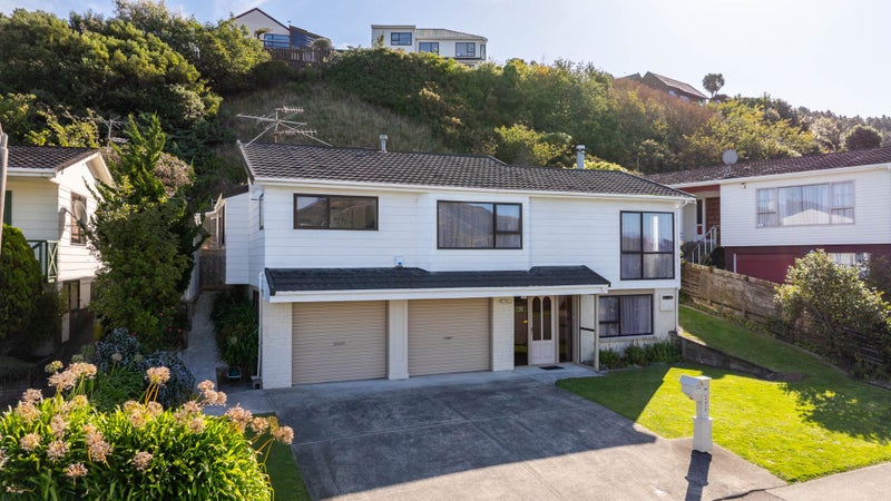 64 Fyvie Avenue, Tawa, Wellington - Carousel 1