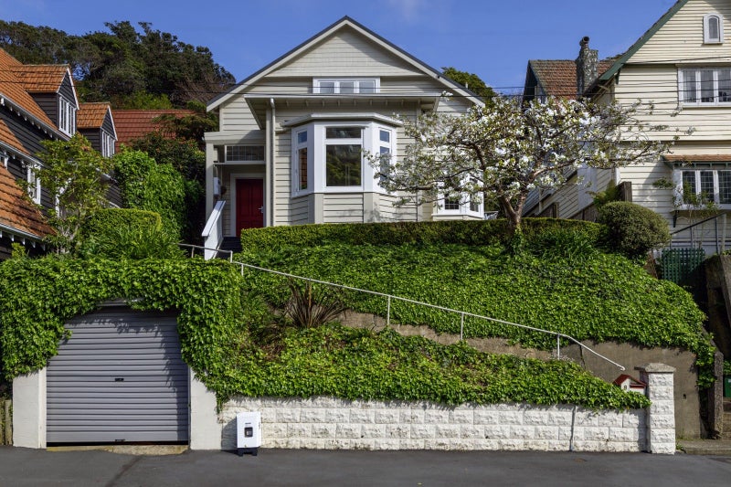 8 Glen Road, Kelburn, Wellington - Carousel 1