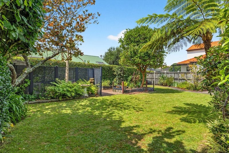 15 Frieston Road, Milford, Auckland - Carousel 17