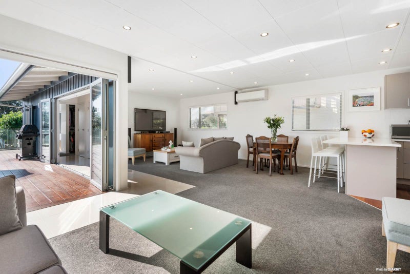 1392 Whangaparaoa Road, Army Bay, Whangaparaoa - Carousel 2