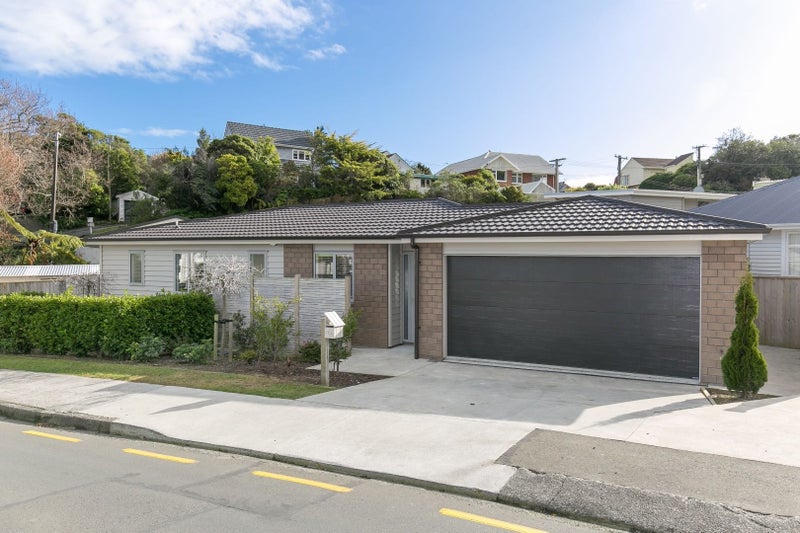 27A Collins Avenue, Tawa, Wellington - Carousel 1