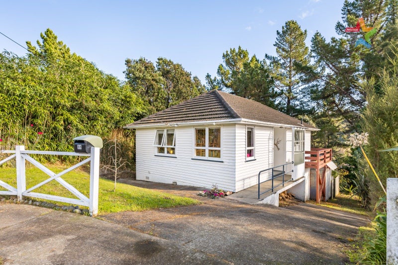 11 Amundsen Grove, Stokes Valley, Lower Hutt - Carousel 1