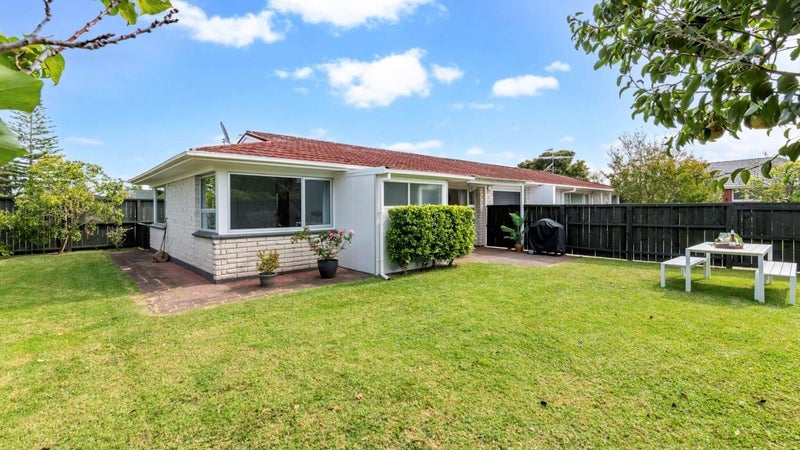 2/67 Edgewater Drive, Pakuranga, Auckland - Carousel 1