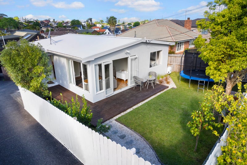 1/17 Corunna Road, Milford, Auckland - Carousel 1