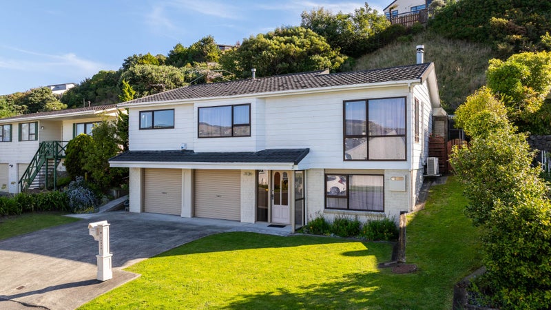 64 Fyvie Avenue, Tawa, Wellington - Carousel 2