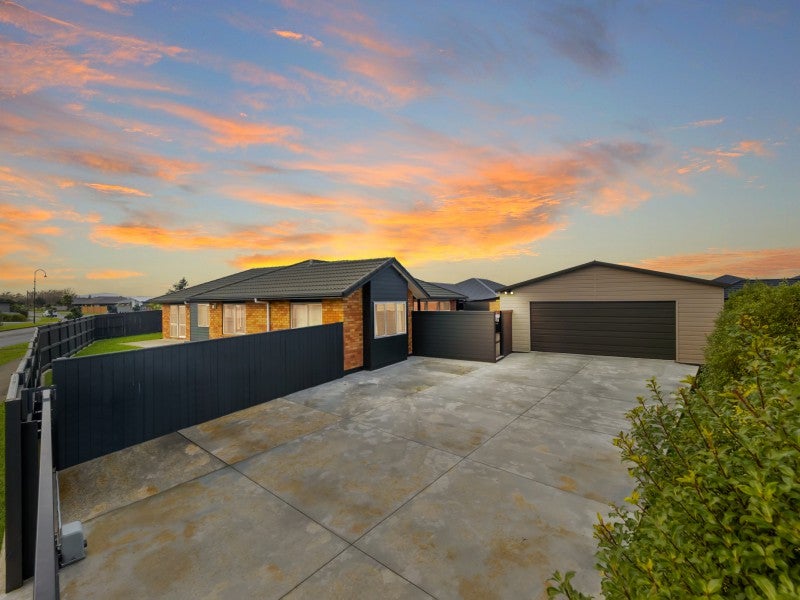 17 Chestnut Close, Kelvin Grove, Palmerston North - Carousel 1