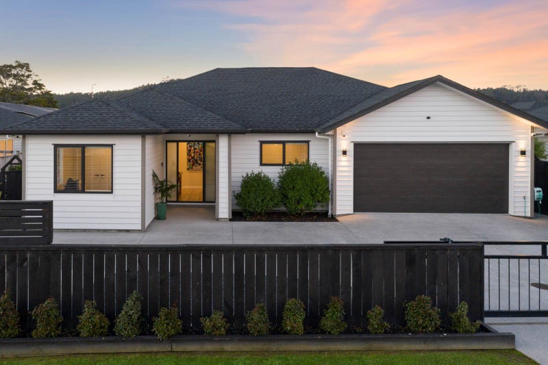 8 Lewis Younie Road, Kumeu - Carousel 1