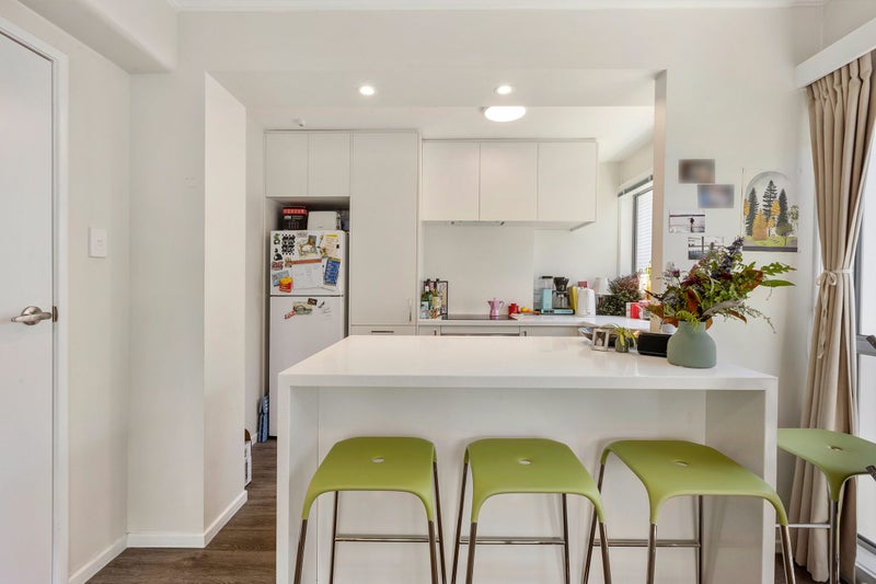 4/4 Queen Street, Mount Victoria, Wellington - Carousel 2