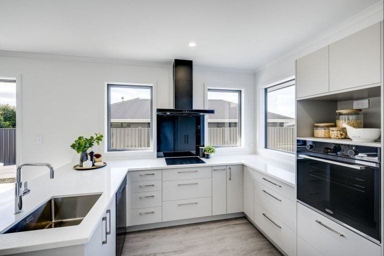 17 Dinneen Close, Frimley, Hastings - Carousel 8