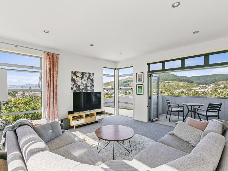 27A Fyvie Avenue, Tawa, Wellington - Carousel 2