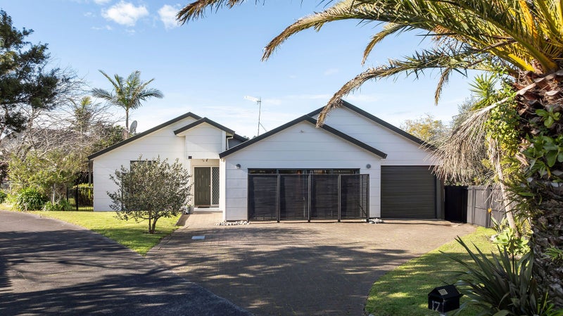 17 Robina Court, Burswood, Auckland - Carousel 1