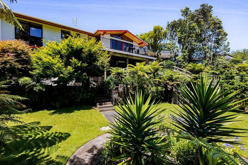 11 Lombardy Place, Whalers Gate, New Plymouth - Carousel 1
