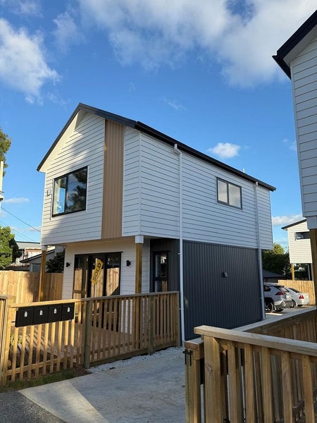 2/11 Camp Road, Mount Wellington, Auckland - Carousel 1