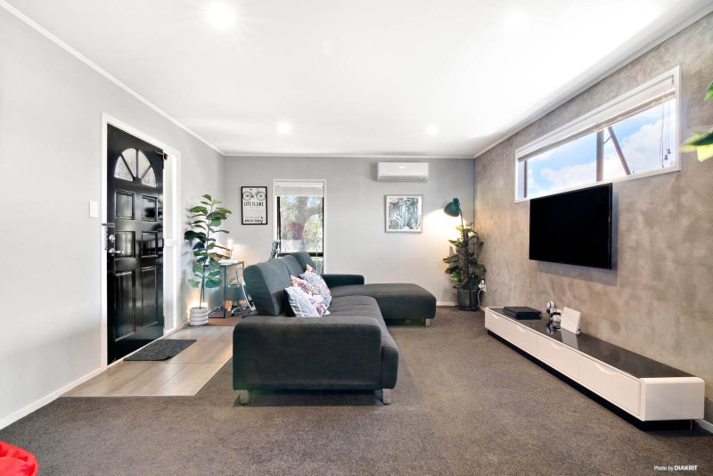 1/6 Edwin Freeman Place, Ranui, Auckland - Carousel 2