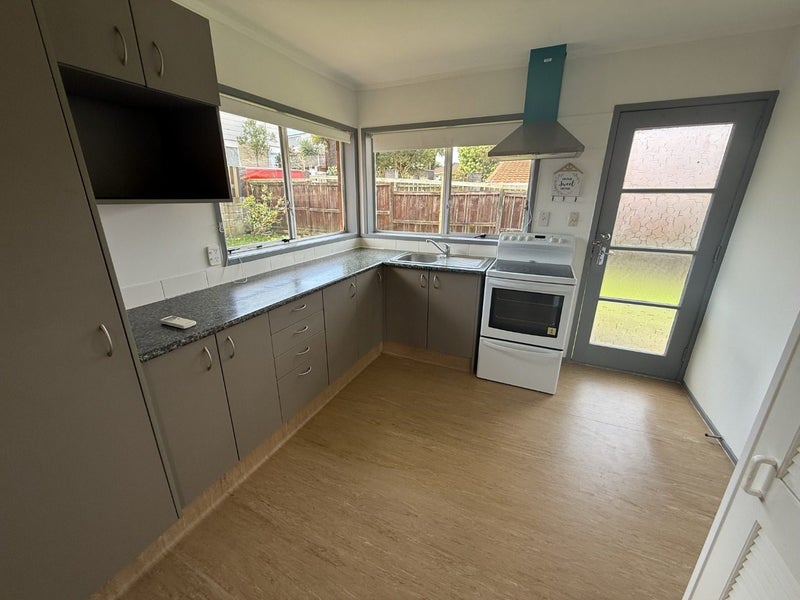 2/10 Ballater Place, Highland Park, Auckland - Carousel 2
