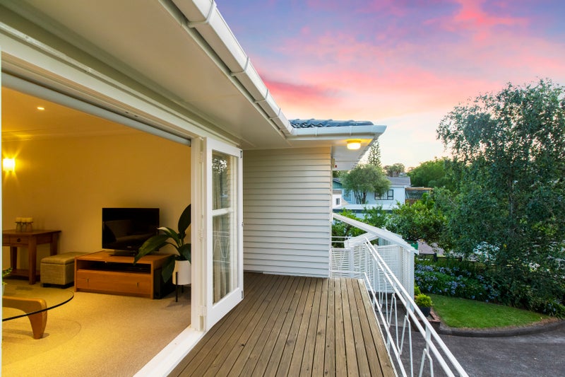 12 Glenroy Place, Green Bay, Auckland - Carousel 2