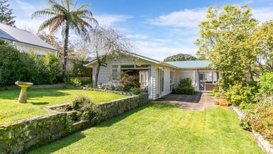 8 Simla Crescent, Khandallah, Wellington - Carousel 1