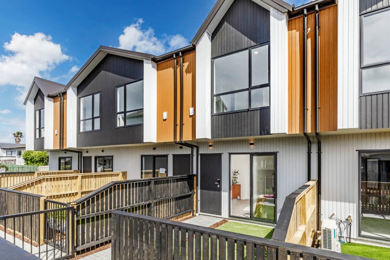 3/4 Glenhaven Place, Te Atatu Peninsula, Auckland - Carousel 2