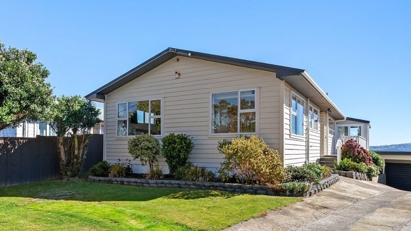 32 Brooker Grove, Newlands, Wellington - Carousel 1