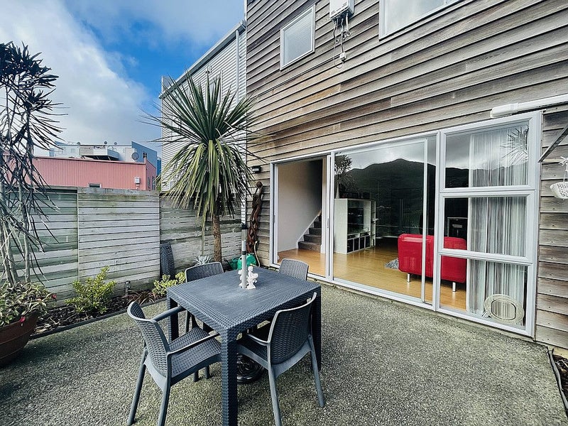 39 Saddleback Grove, Karori, Wellington - Carousel 1