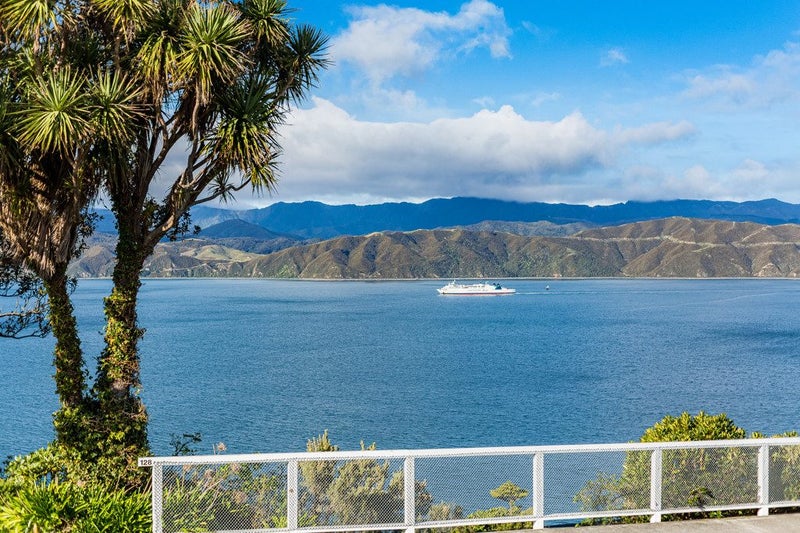 131 Nevay Road, Karaka Bays, Wellington - Carousel 1