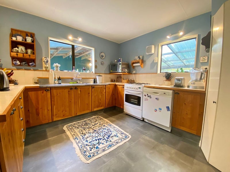 8 Escort Grove, Awapuni, Palmerston North - Carousel 2