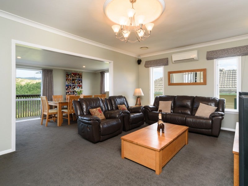 22 Miles Crescent, Newlands, Wellington - Carousel 2