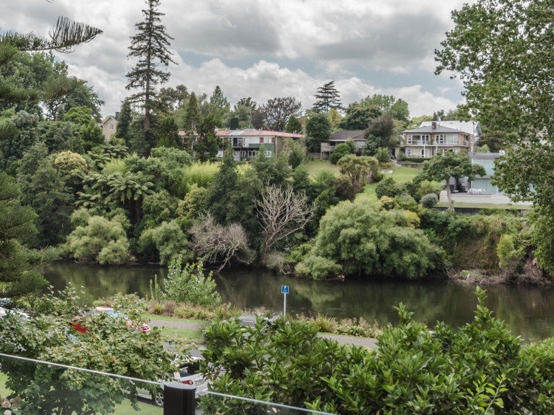 3 Hamilton Parade, Hamilton Central, Hamilton - Carousel 2