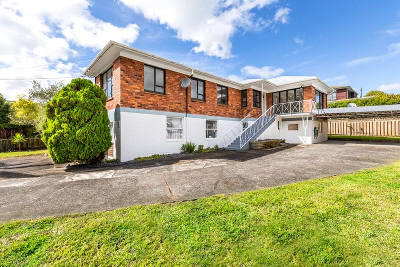 12 Godley Road, Green Bay, Auckland - Carousel 1