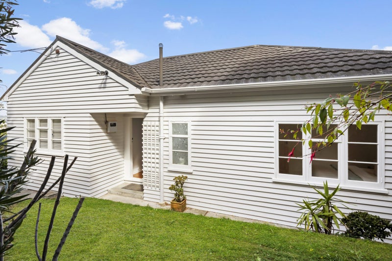 35 Nevay Road, Karaka Bays, Wellington - Carousel 1